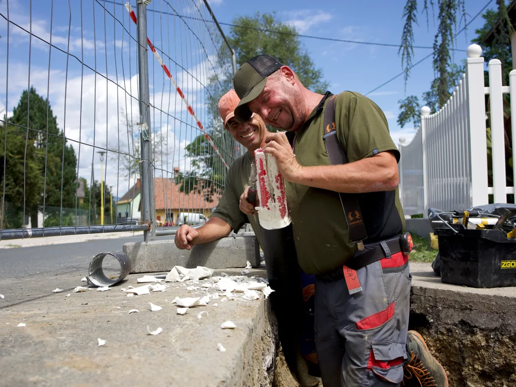 Facharbeiter beim Fernwärmeausbau